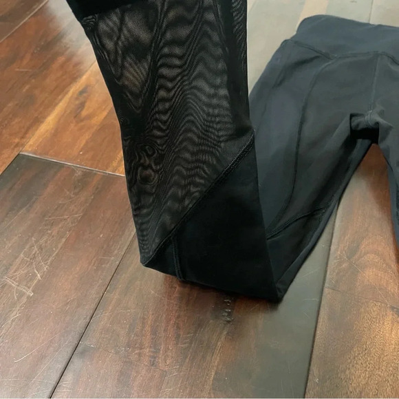 Lululemon Black Leggings Women’s Size 2 Mesh Pockets 22” Inseam Athletic - Picture 8 of 11